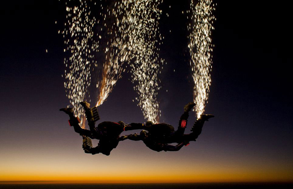 Американские парашютисты запустили фейерверки во время прыжка