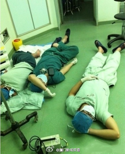 Три врача «развалились» на полу от усталости после шести операций на протяжении 32 часов 