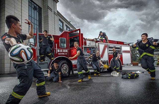 Пожарные Чунцина сделали фотографии со своего «ЧМ-2014»