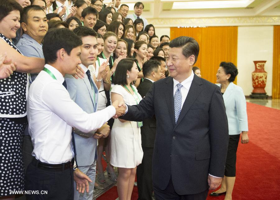 Си Цзиньпин призвал молодежь Казахстана стать "строителями" китайско-казахстанской дружбы