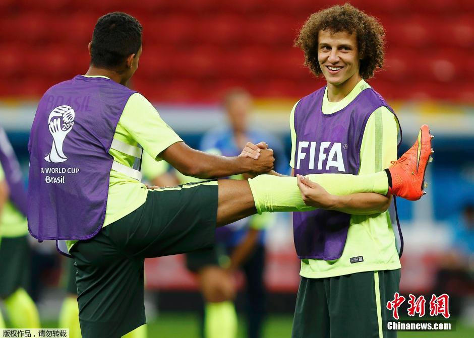 Фотографии: «Теплые мгновения» между игроками на ЧМ по футболу в Бразилии