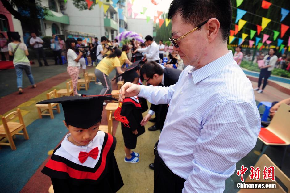 В провинции Шаньси детсадовцы приняли участие в первой в жизни выпускной церемонии