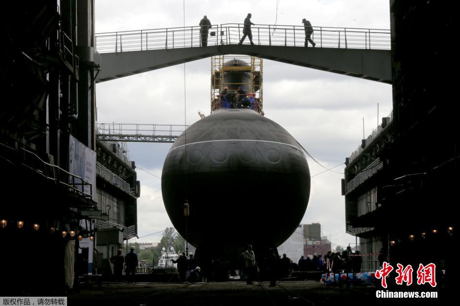 Дизель-электрическая подлодка "Ростов-на-Дону" для Черноморского флота РФ спущена на воду