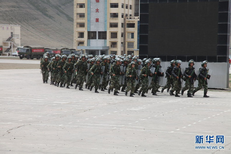 Китайская полиция завершила антитеррористические учения в Синьцзяне