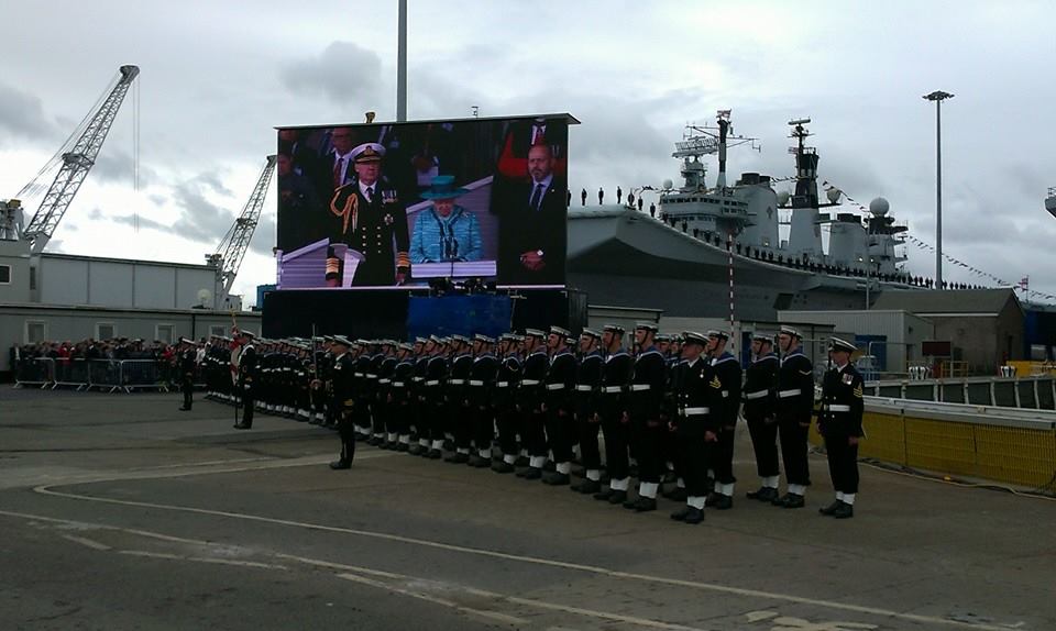 Королева Великобритании дала свое имя крупнейшему авианосцу ВМС страны