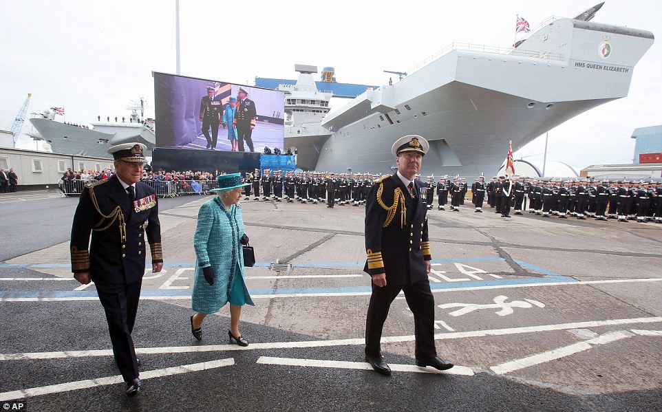 Королева Великобритании дала свое имя крупнейшему авианосцу ВМС страны