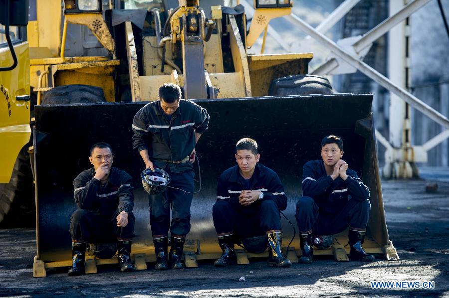 17 горняков заблокированы в шахте из-за взрыва газа в Синьцзяне