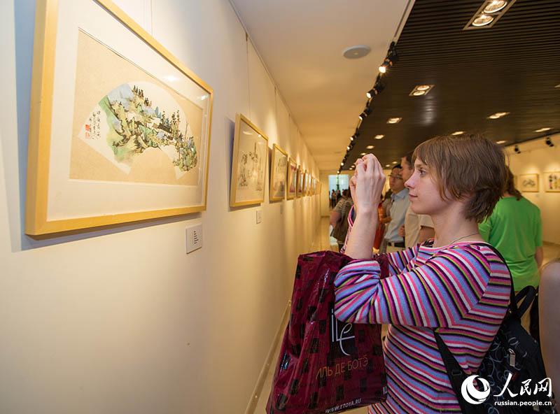 Выставка живописи на веерах «Прекрасный Китай» прошла в Москве