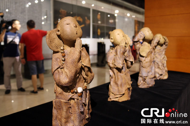 В Пекине открылась выставка изделий народно-прикладного искусства