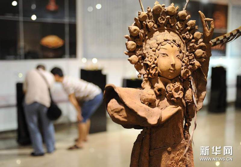 В Пекине открылась выставка изделий народно-прикладного искусства