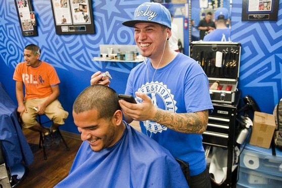 Американский парикмахер выстригает портреты футболистов на головах болельщиков