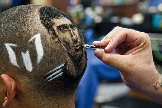Американский парикмахер выстригает портреты футболистов на головах болельщиков