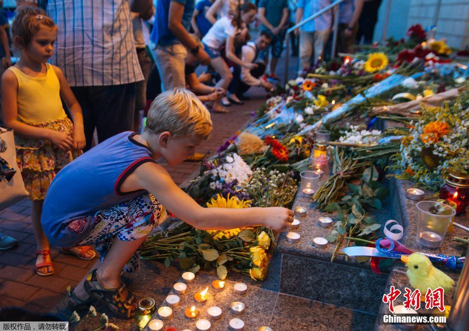 Киевляне собираются под посольством Нидерландов с цветами и зажжеными свечами