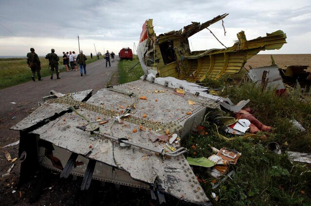 Кадры с места крушения малайзийского самолета на востоке Украины