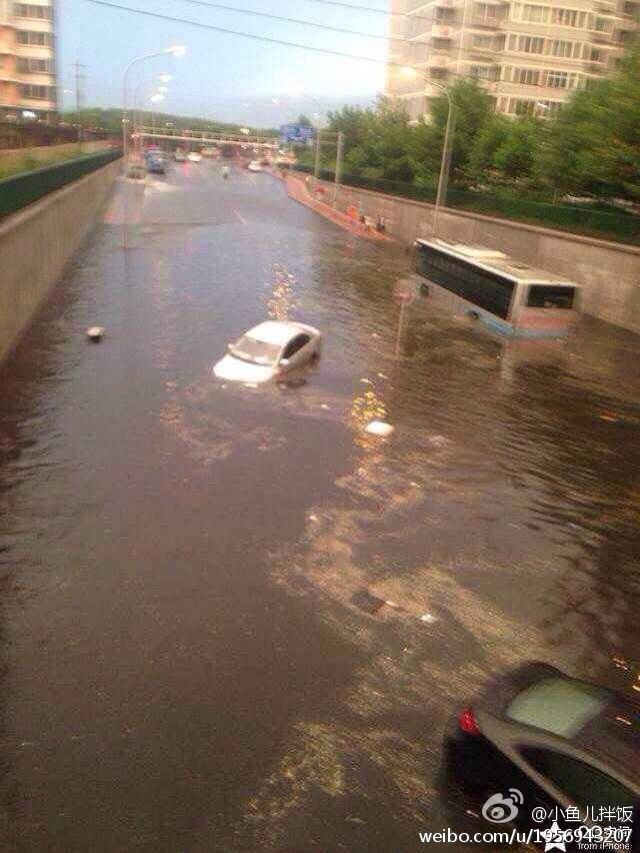 Из-за сильного ливня в Пекине 18 автомобилей оказались под водой 