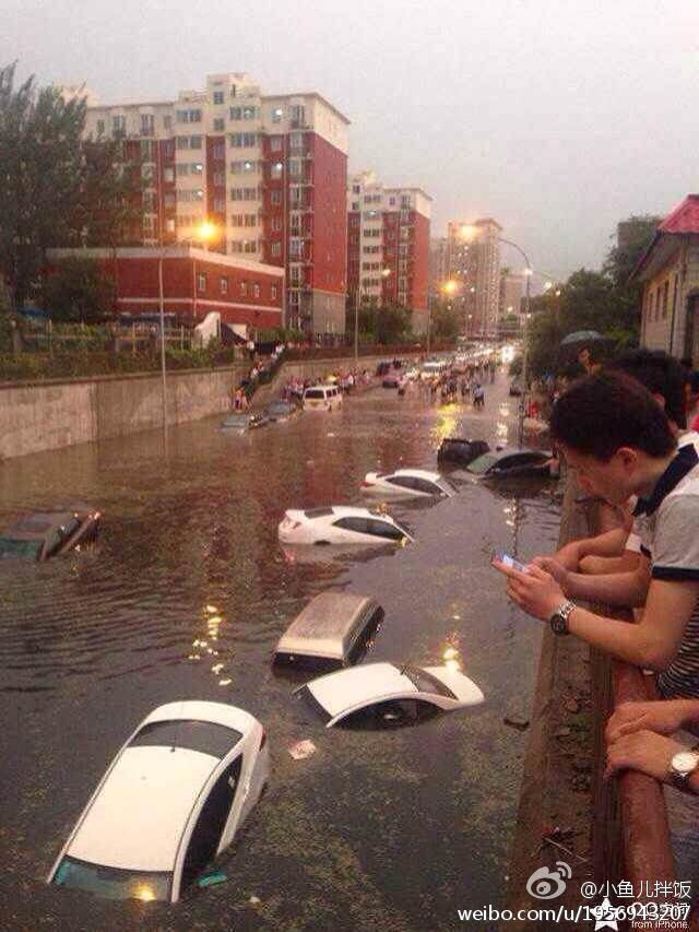 Из-за сильного ливня в Пекине 18 автомобилей оказались под водой 
