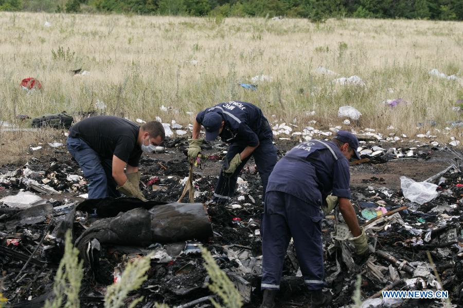 Останки части погибших при крушении самолета "Малайзийских авиалиний" отправлены в Донецк