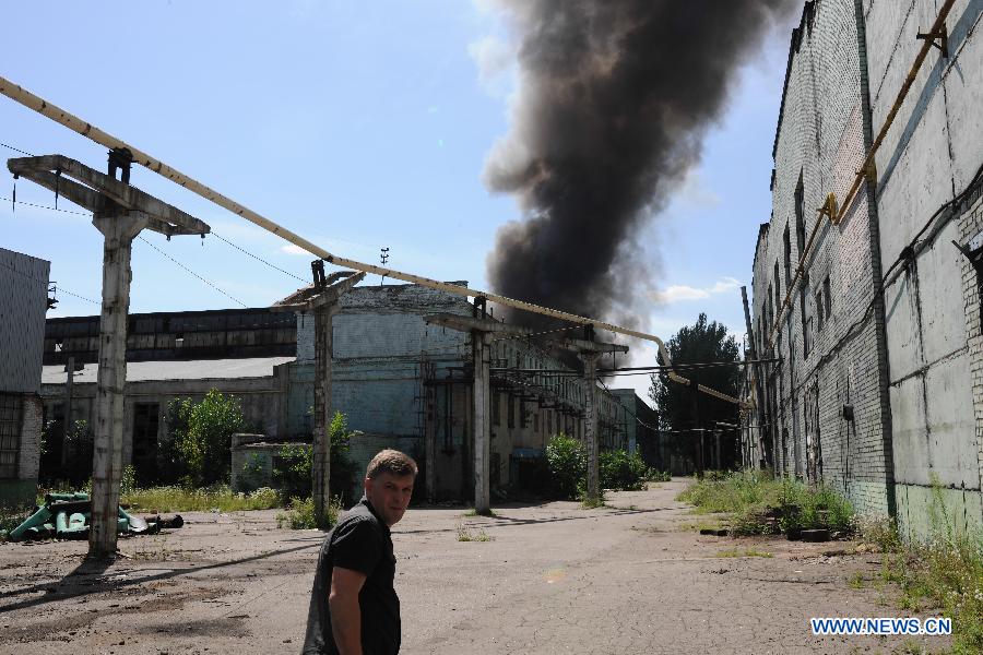 Непрекращающиеся артиллерийские обстрелы, густой дым -- в Донецке идут ожесточенные бои