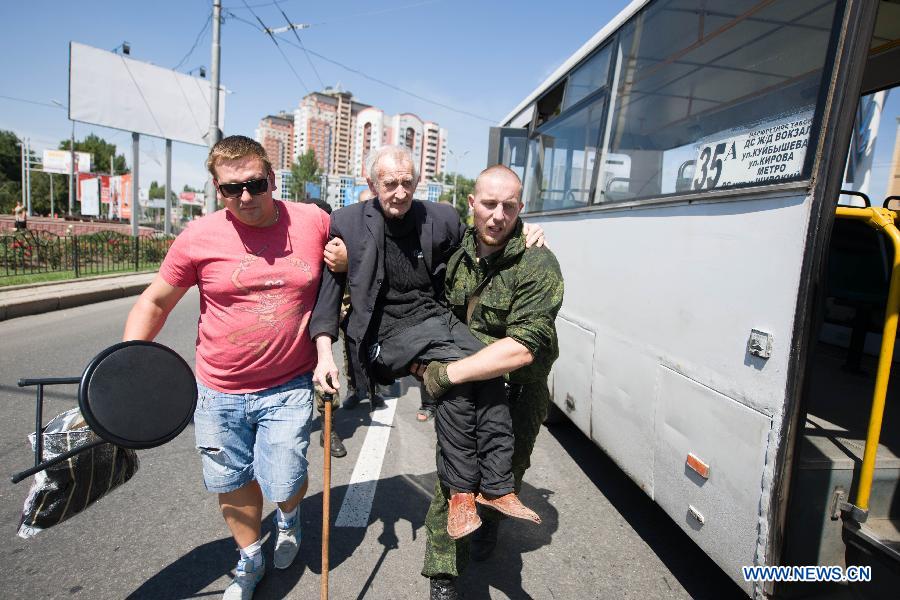 Непрекращающиеся артиллерийские обстрелы, густой дым -- в Донецке идут ожесточенные бои