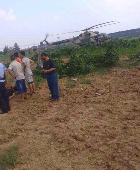 Военный вертолет упал на поле, 5 человек получили ранения