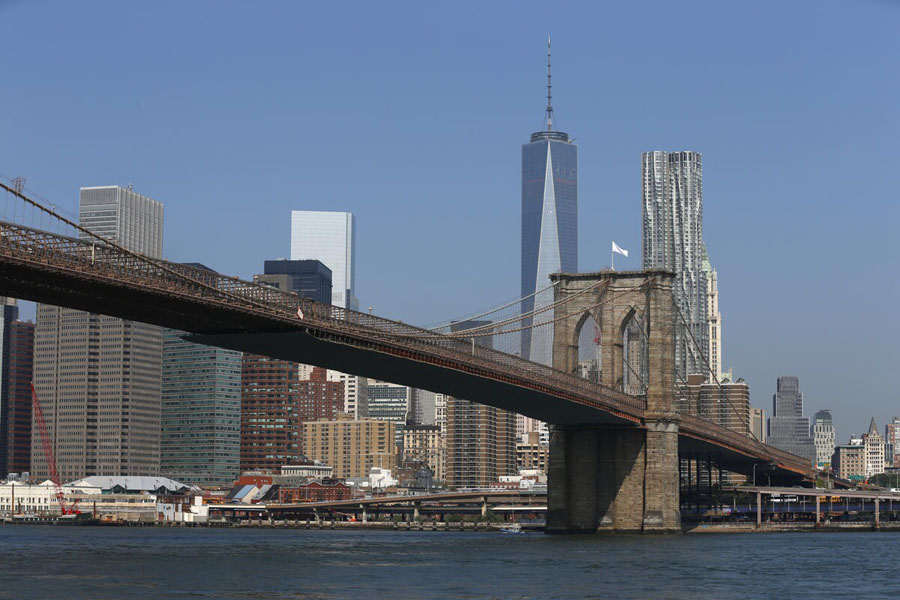 Флаги США на Бруклинском мосту были замены на белые