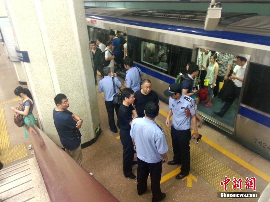 Очередной пассажир оказался на рельсах в пекинском метро