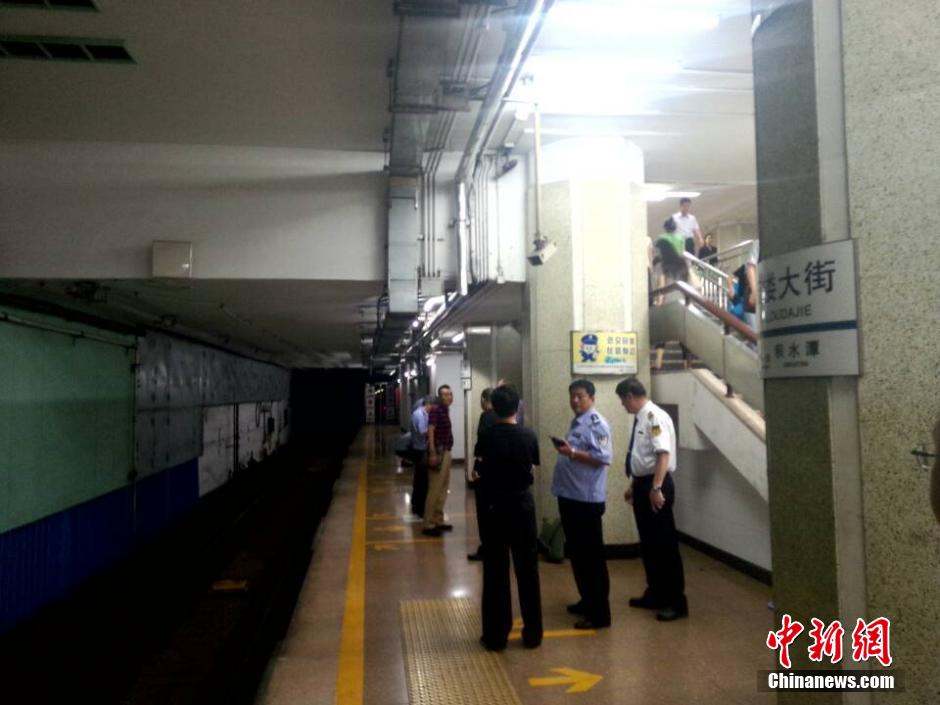 Очередной пассажир оказался на рельсах в пекинском метро