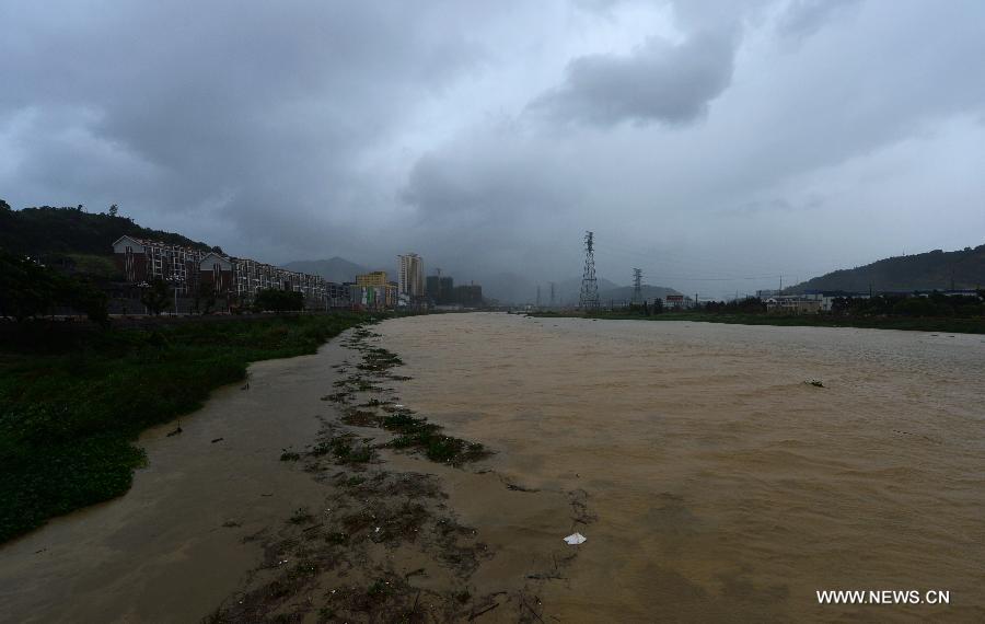 В Восточном Китае более 40 тыс человек эвакуированы в связи с обрушившимся тайфуном "Матмо"