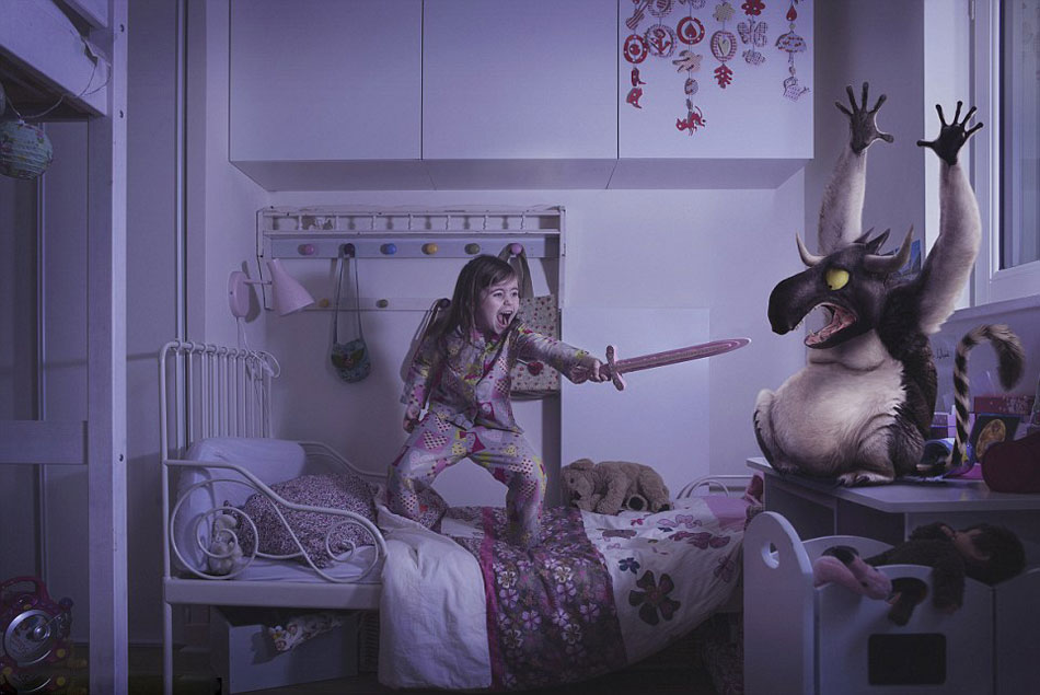 Французский фотограф создал снимки, на которых дети сражаются с чудовищами