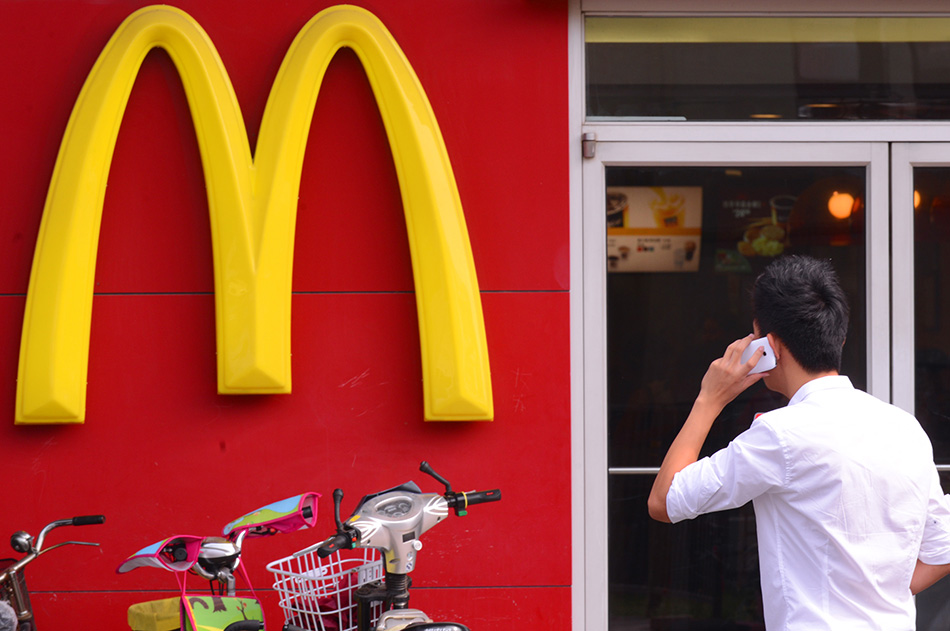 Рестораны McDonald's в Китае приостановили использование продовольственного сырья компании Husi Food