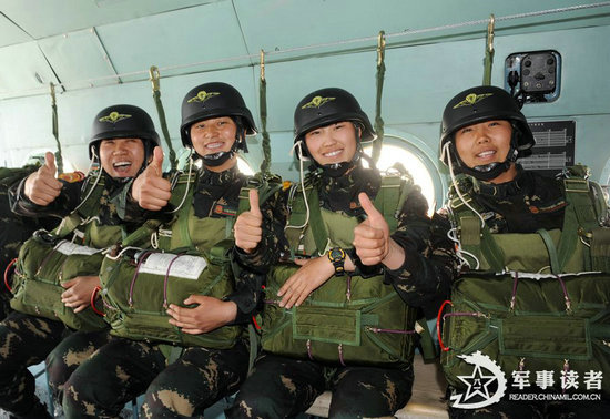 Первый женский отряд НОАК проходит специальные парашютные учения
