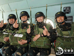 Женский отряд НОАК проходит парашютные учения