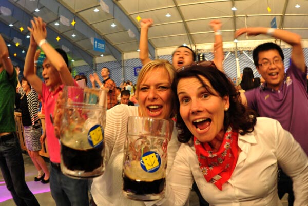 На фото: Люди наслаждаются пенистым напитком на прошлогоднем мюнхенском пивном фестивале в Пекине (Источник – газета China Daily).