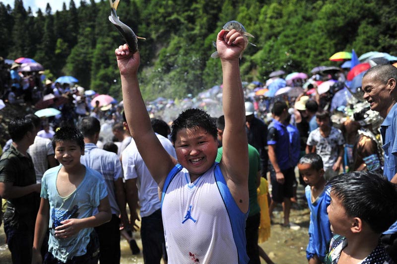 Представители народности Мяо отмечают Рыбный фестиваль