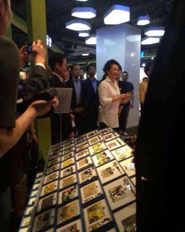 Растет объем продаж в торговом центре, который посетила первая леди Китая Пэн Лиюань во время визита в Республику Корея