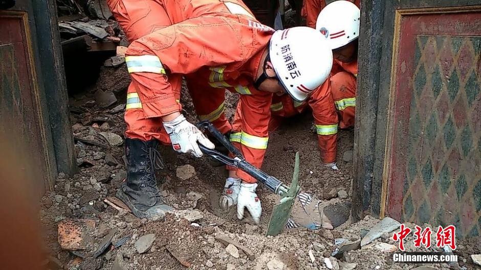 Землетрясение в Юньнане: Пожарная команда вытаскивает ребенка из-под развалов