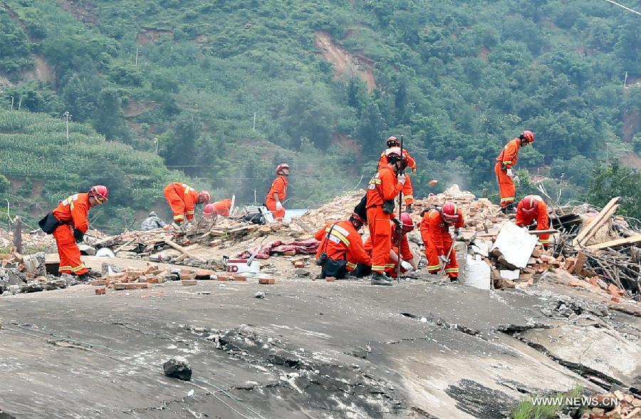 Военные и бойцы вооруженной милиции задействованы в спасательных работах на месте землетрясения в Юго-Западном Китае