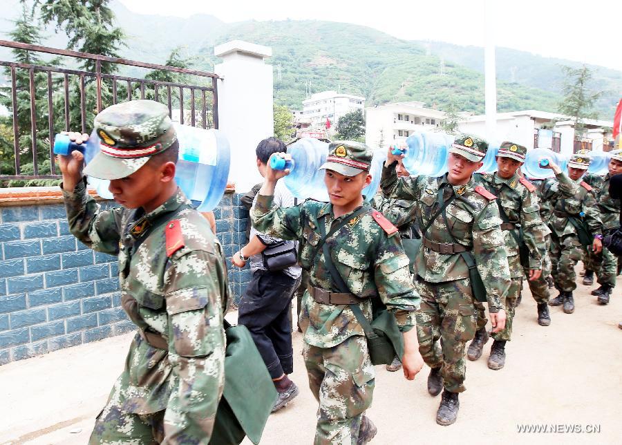 Военные и бойцы вооруженной милиции задействованы в спасательных работах на месте землетрясения в Юго-Западном Китае
