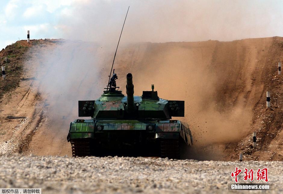 Китайская команда участвует в чемпионате мира по танковому биатлону- 2014