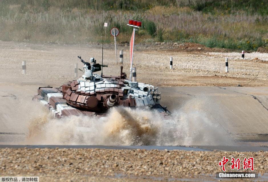 Китайская команда участвует в чемпионате мира по танковому биатлону- 2014