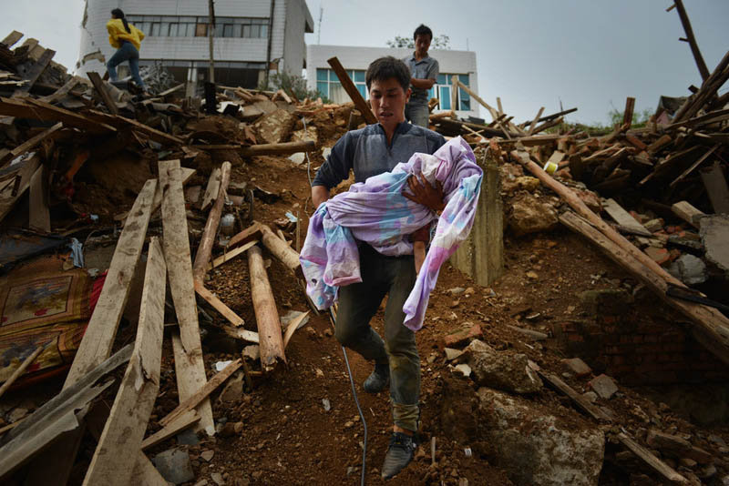 Землетрясение в провинции Юньнань: Прости, сын!