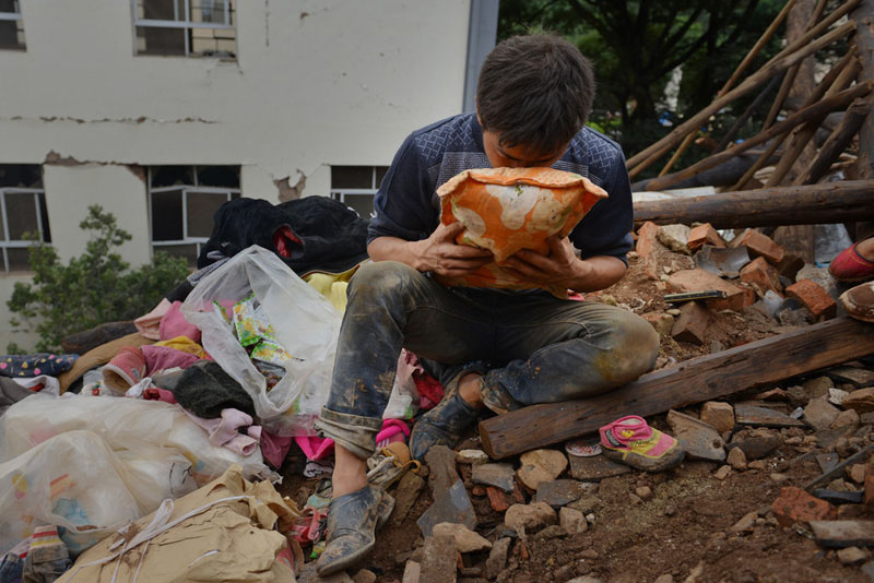 Землетрясение в провинции Юньнань: Прости, сын!