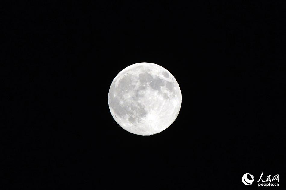 10 августа появившаяся в пекинском небе «Супер Луна» была особенно очаровательна.