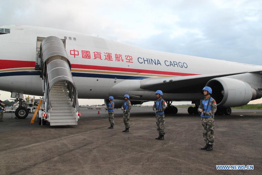 Спецрейс с гуманитарными грузами от китайского правительства для борьбы с эпидемией Эболы сегодня приземлился в либерийском аэропорту Робертс