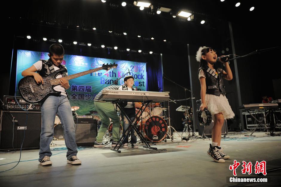 Юные рок-музыканты соперничают в Тяньцзине