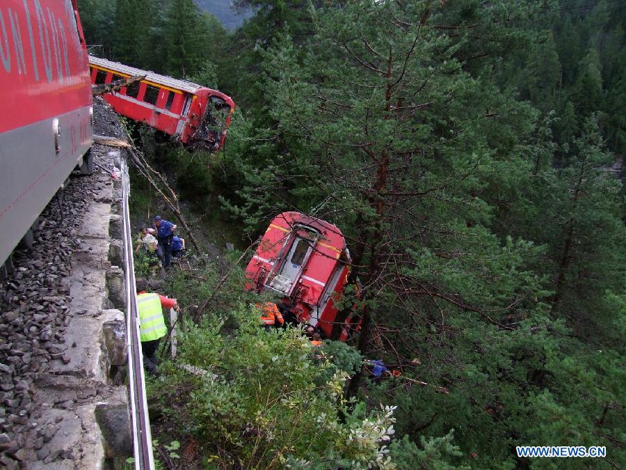 На востоке Швейцарии в результате оползня сошел с рельсов пассажирский поезд