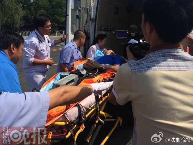 Вертолет приземлился в центре Пекина для перевозки больного 