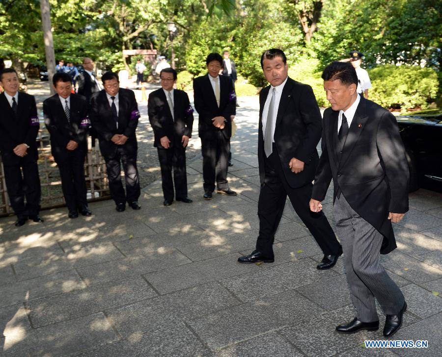 Два чиновника Японии посетили храм Ясукуни