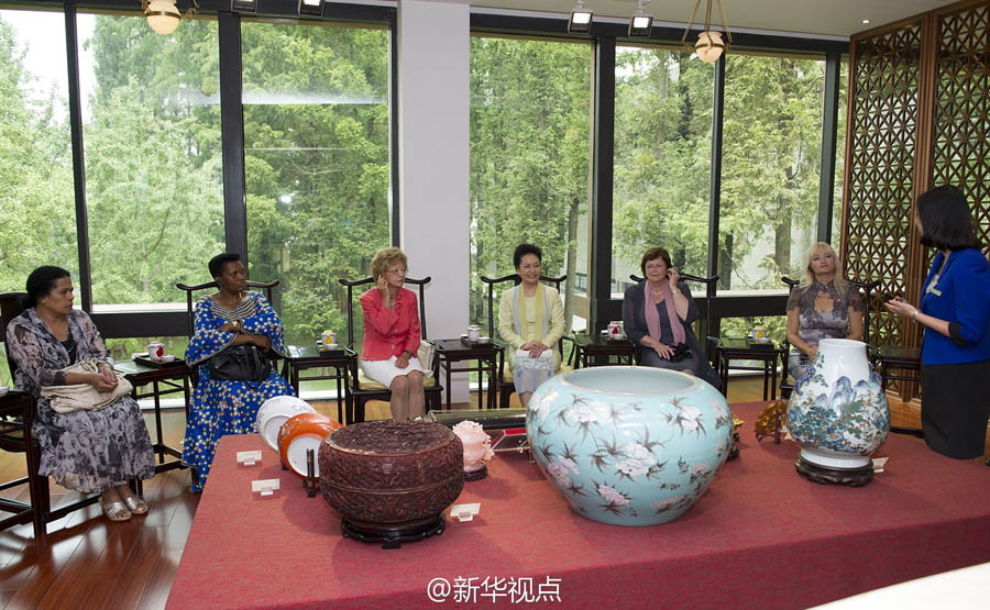 Супруга председателя КНР Си Цзиньпина Пэн Лиюань посетила с женами лидеров зарубежных стран Нанкинский музей
