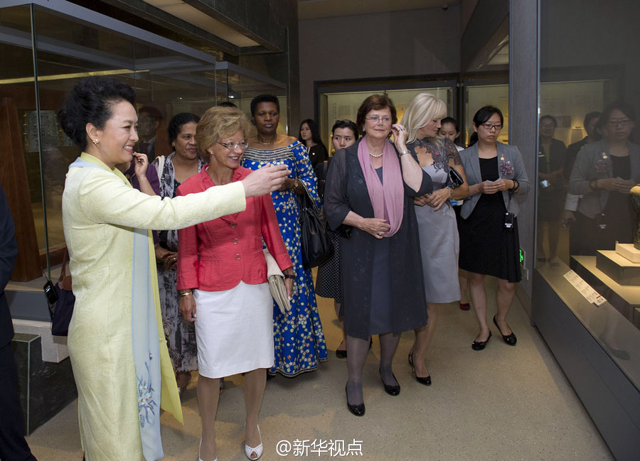 Супруга председателя КНР Си Цзиньпина Пэн Лиюань посетила с женами лидеров зарубежных стран Нанкинский музей